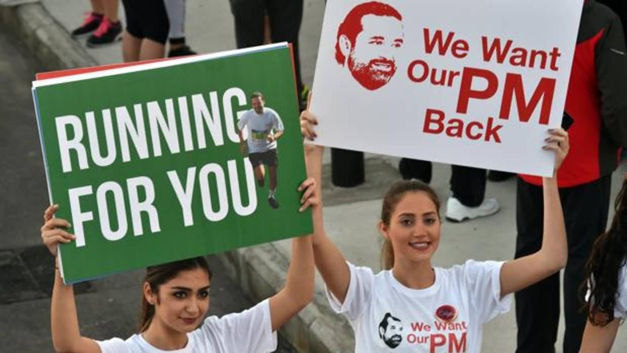 Dos participantes en la maratón de ayer en Beirut para exigir el retorno de Hariri