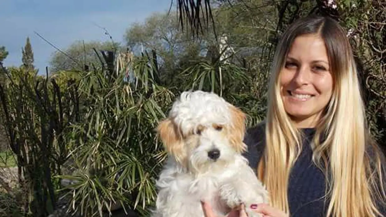 Ailín Torres, asesinada por su exnovio en Tandil, con su perrita ahora desaparecida