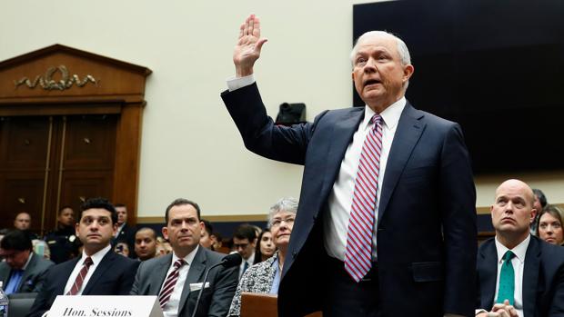 Sessions dice que recomendó a Trump no reunirse con Putin en campaña