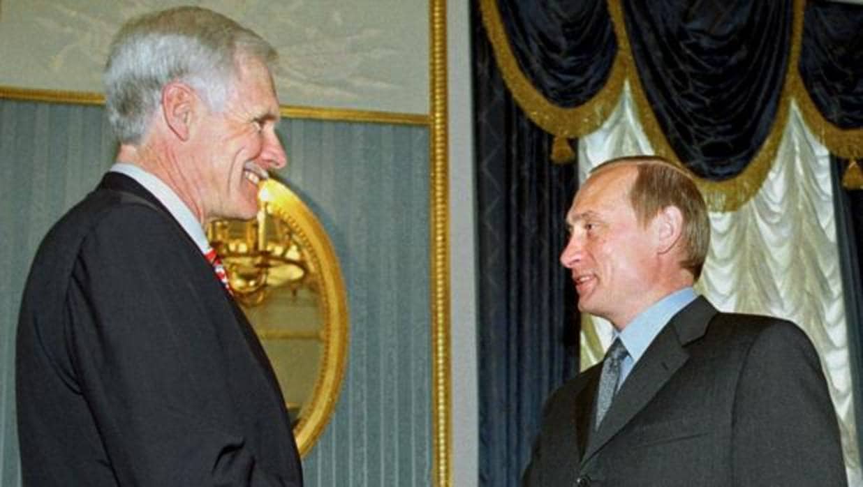 Putin y Ted Turner, fundador de la CNN, durante un encuentro en Moscú