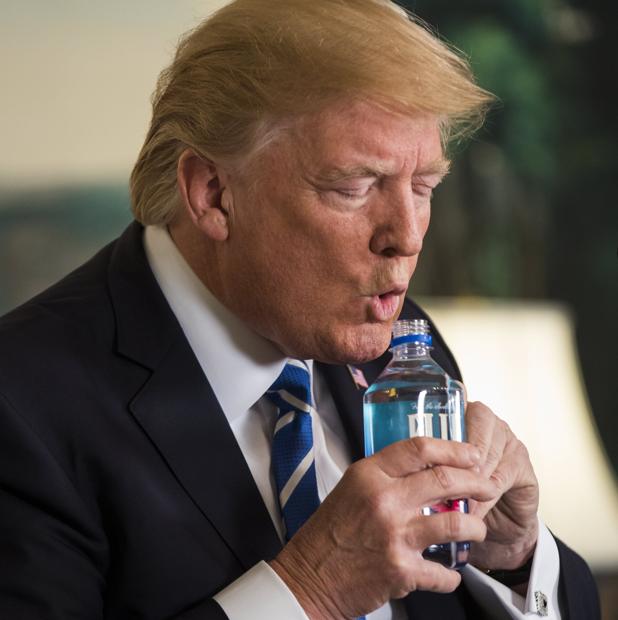 Trump hace el ridículo con su numerito con la botella de agua