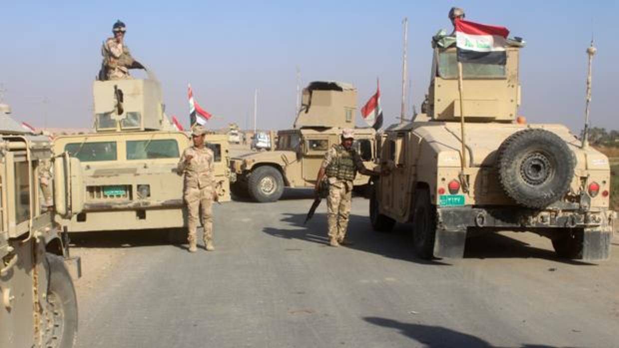 Las fuerzas de seguridad iraquíes se reúnen en la zona de Rawa durante una operación para recuperar la ciudad del valle del Éufrates el 11 de noviembre de 2017