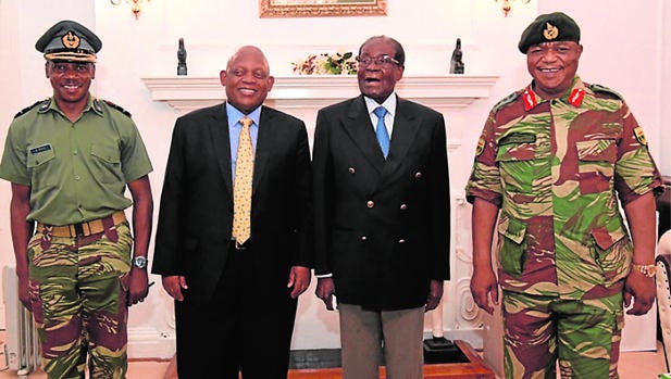 Mugabe se resiste a abandonar el poder y partir al exilio como le exigen los militares