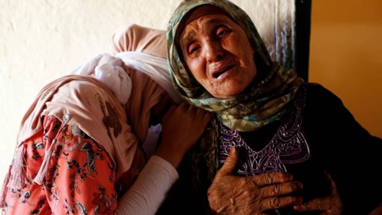 Familiares de Lakbira Essabiry, una de las quince víctimas de la estampida en Marruecos