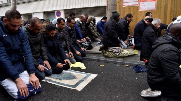 Las oraciones callejeras en Clichy inician una polémica religiosa en Francia