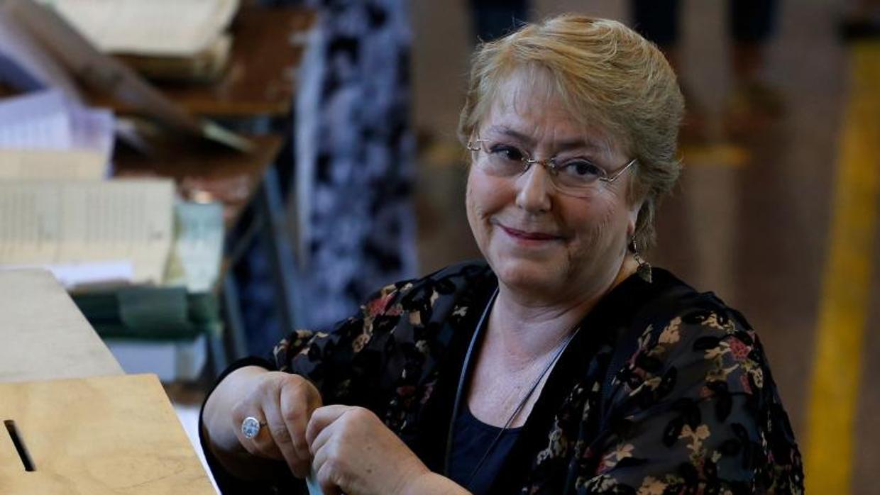 La presidenta Michelle Bachelet votó este domingo en Santiago de Chile