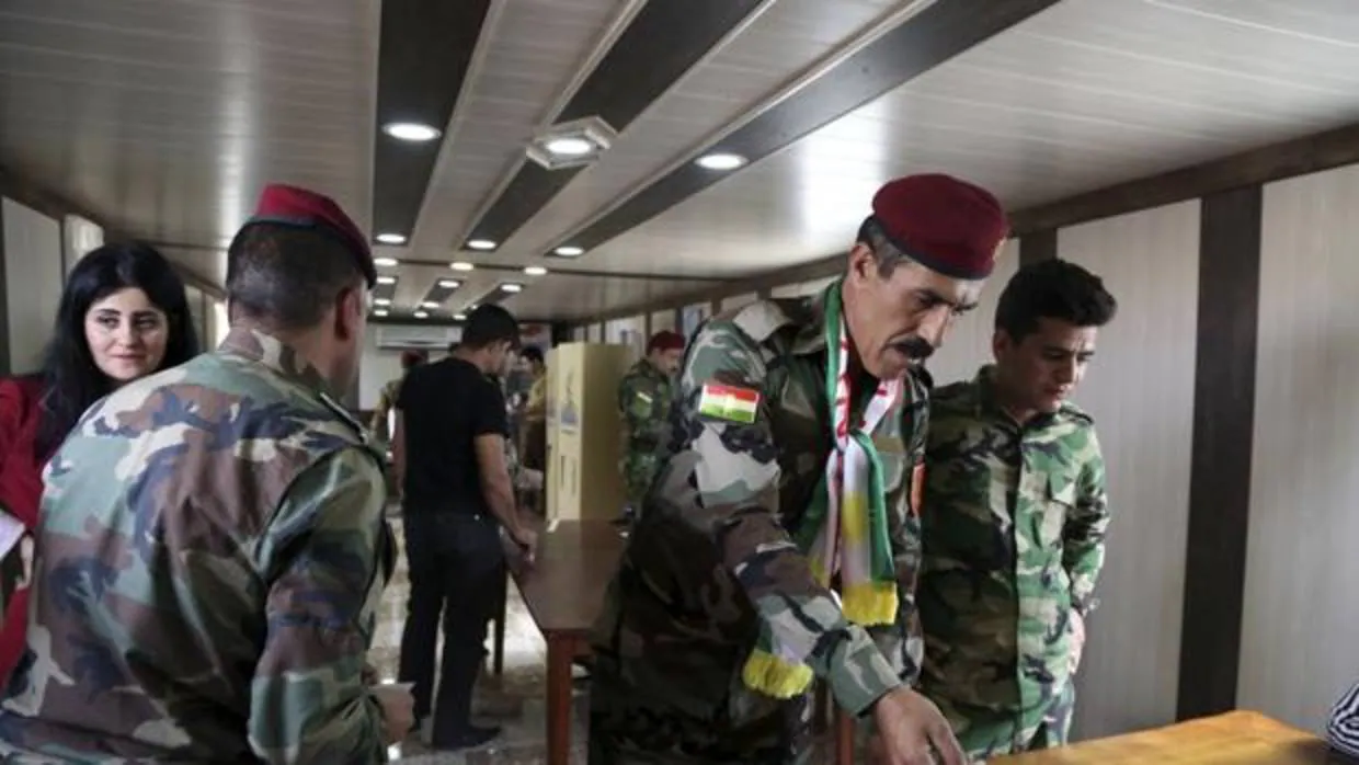 Miembros de las Fuerzas de Seguridad kurdas votan durante la celebración del referéndum de independencia del Kurdistán en un colegio electoral de Erbil, al norte de Irak