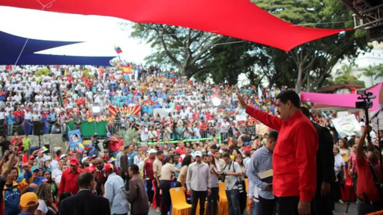 Nicolás Maduro saluda a los asistentes a un acto con estudiantes en el Palacio de Miraflores