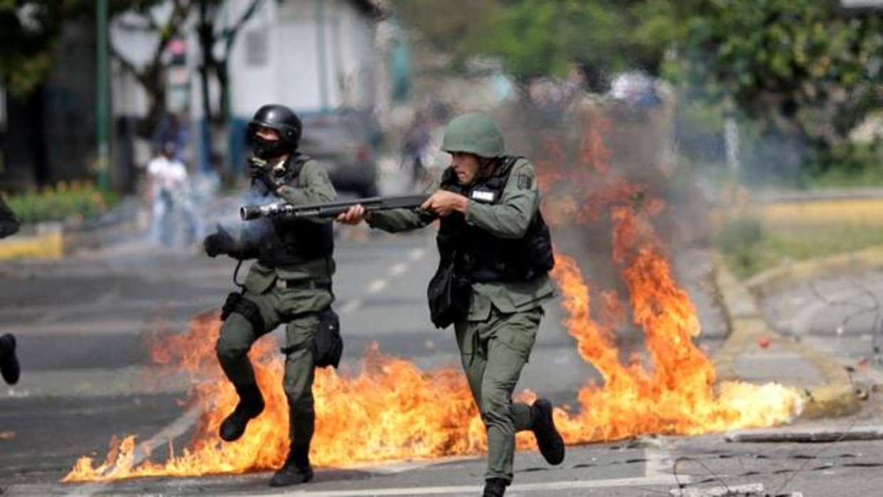 La Policía Nacional Bolivariana interviene en unos enfrentamientos en Venezuela, en una imagen de archivo