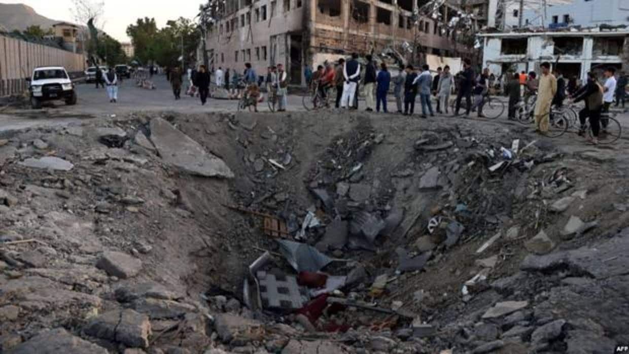 Socavón que dejó el camión bomba al explotar en Kabul El atentado provocó 150 muertos