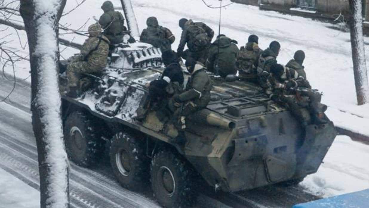 Rebeldes prorrusos circulan en un tanque por las calles de Lugansk, en Ucrania