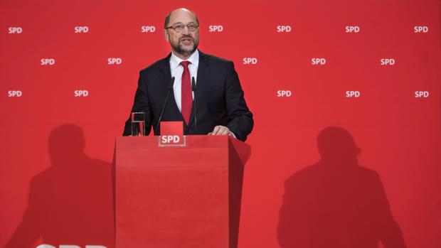 Schulz someterá a votación a las bases socialdemócratas la gran coalición con Merkel