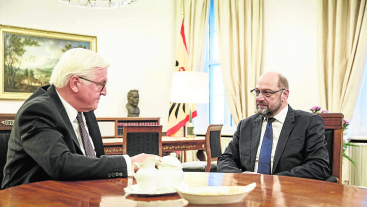 El presidente alemán, Steinmeier (iz), habla ayer con Schulz en Berlín