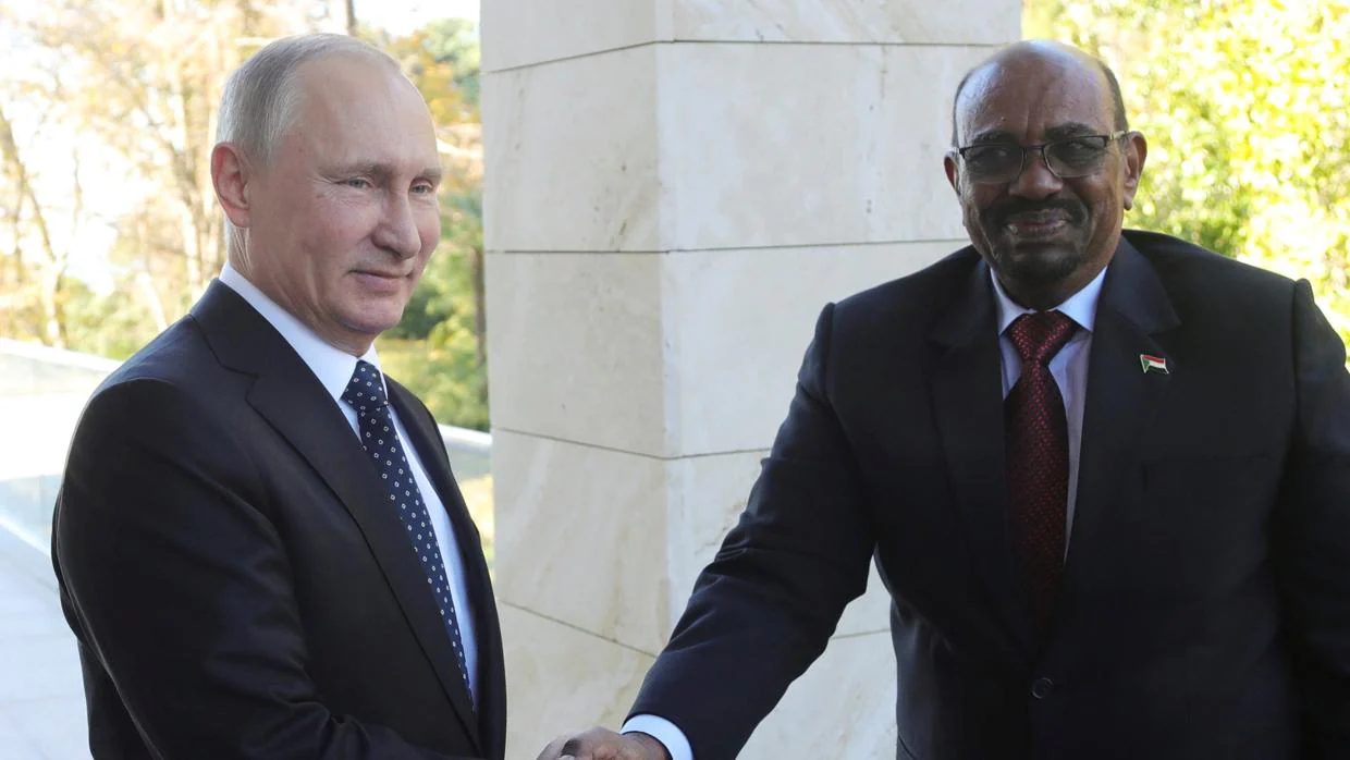Vladimir Putin estrecha estrecha la mano al presidente de Sudán Al-Bashir