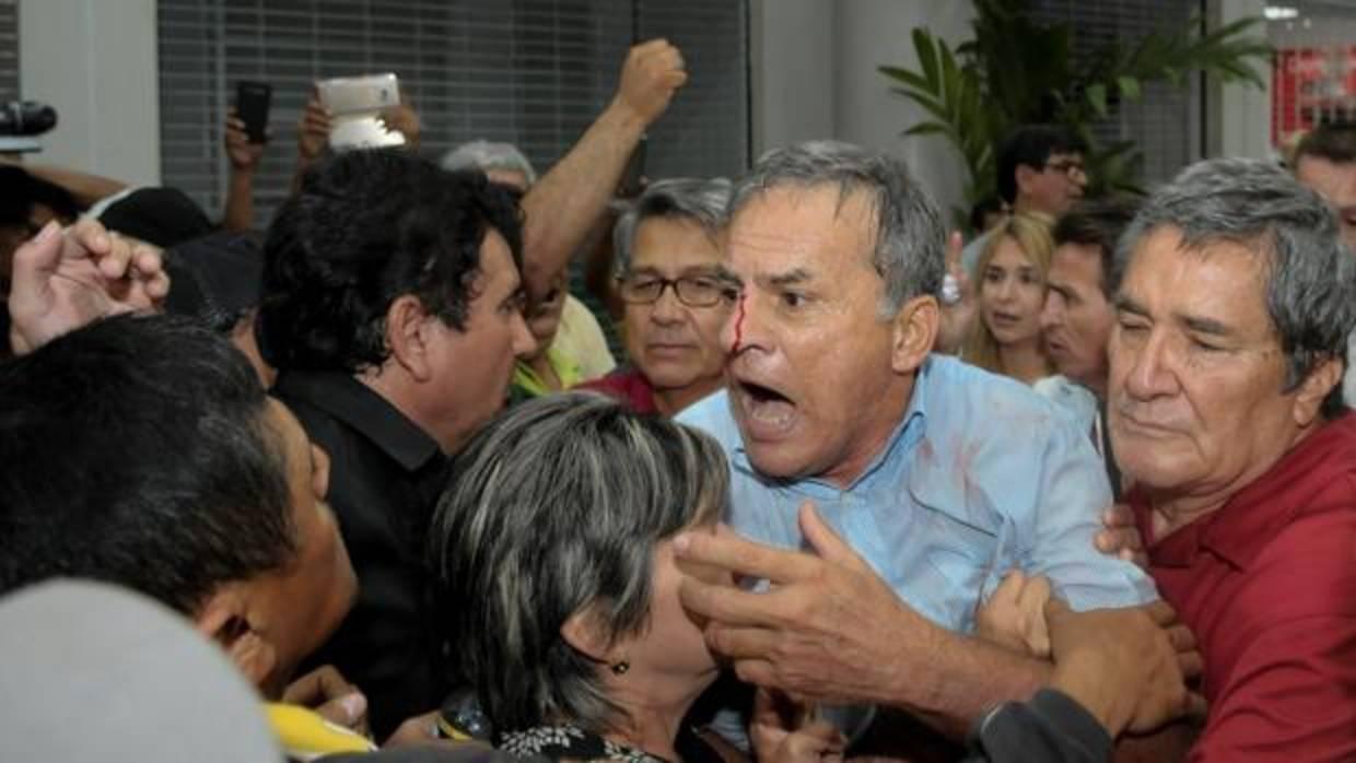 Seguidores y detractores del expresidente Rafael Correa se enfrentan en el aeropuerto de Guayaquil (Ecuador)