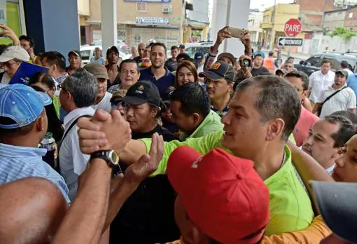 Correa saluda a seguidores a su llegada a la sede de su partido, Alianza País, en Guayaquil
