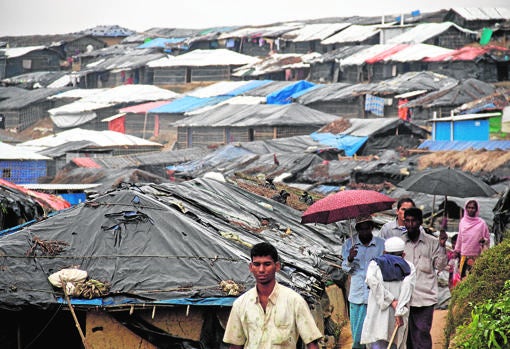 Los campos de refugiados rohingyas, como este de Kutupalong, son auténticas ciudades de chozas de bambú