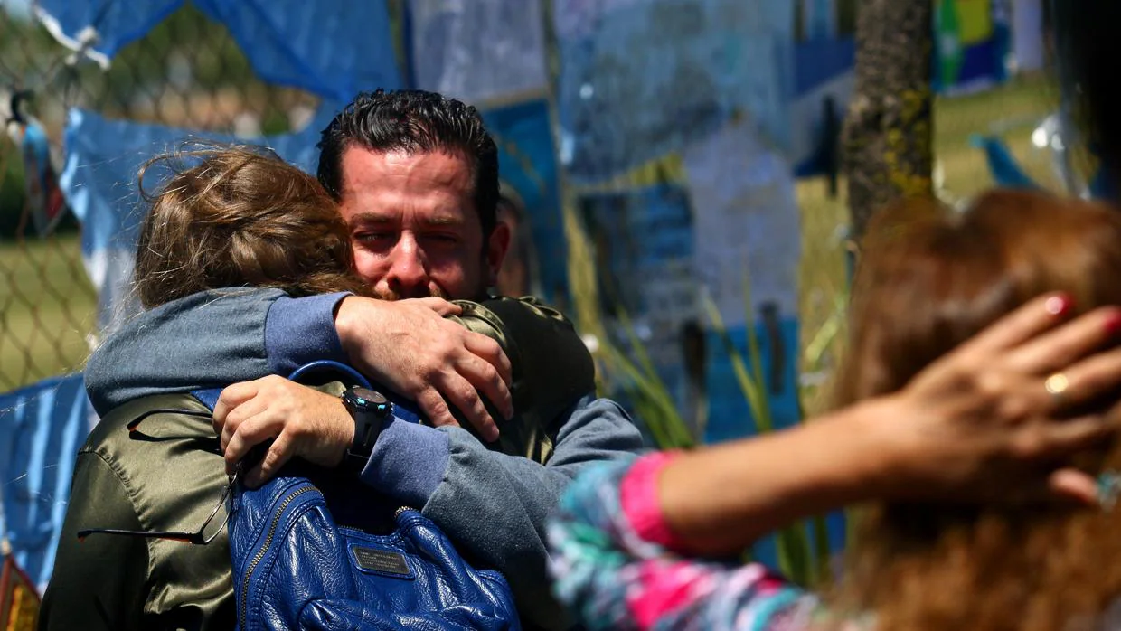 Varias personas abrazaron a familias de tripulantes del submarino argentino