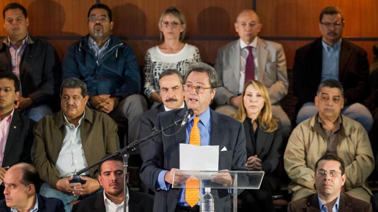 El expresidente de la patronal Fedecámaras, Jorge Roig (c), lee un documento de la oposición sobre el diálogo este lunes en Caracas