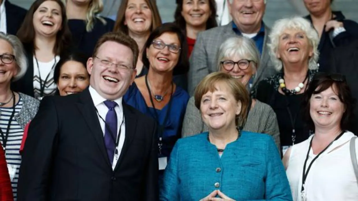 Apuñalan a un alcalde de Alemania por sus políticas pro refugiados