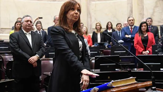 Cristina Kirchner encuentra refugio frente a la Justicia al jurar su escaño en el Senado