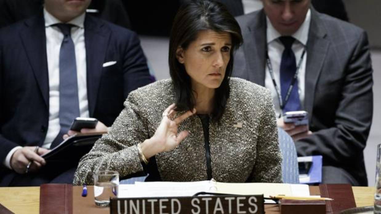 La embajadora de Estados Unidos ante las Naciones Unidas, Nikki Haley, escucha al comienzo de una reunión de emergencia del Consejo de Seguridad de las Naciones Unidas