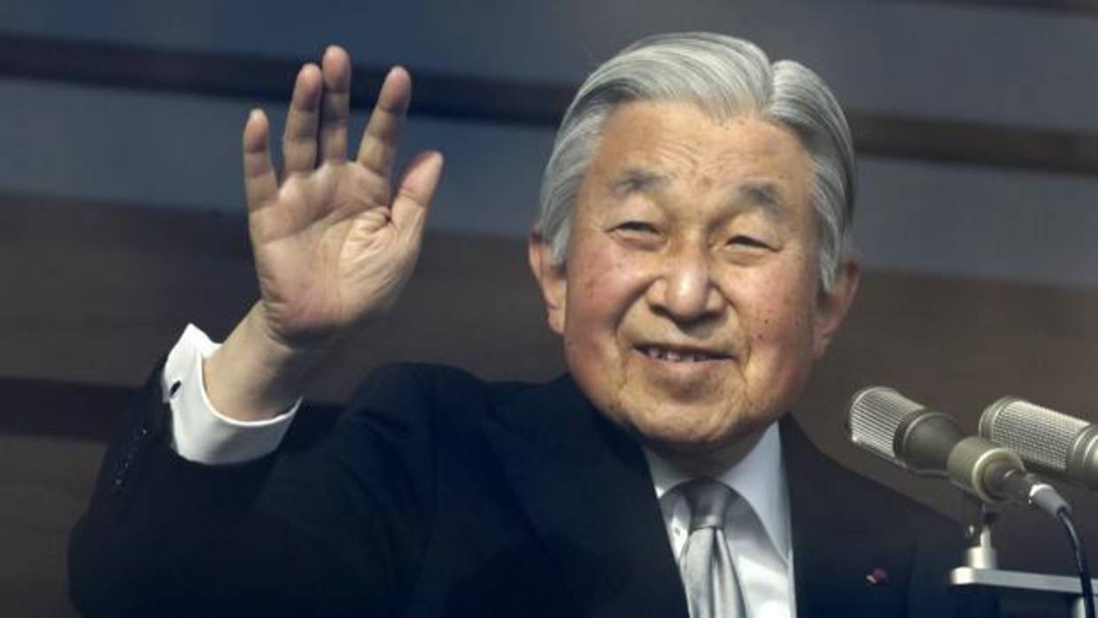 El emperador Akihito, saludando durante la celebración de su 83 cumpleaños el 23 de diciembre de 2016