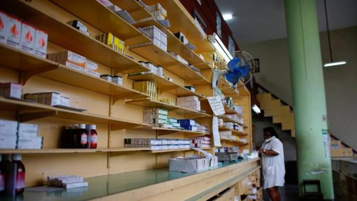 Una empleada habla por teléfono en una farmacia de La Habana, este viernes