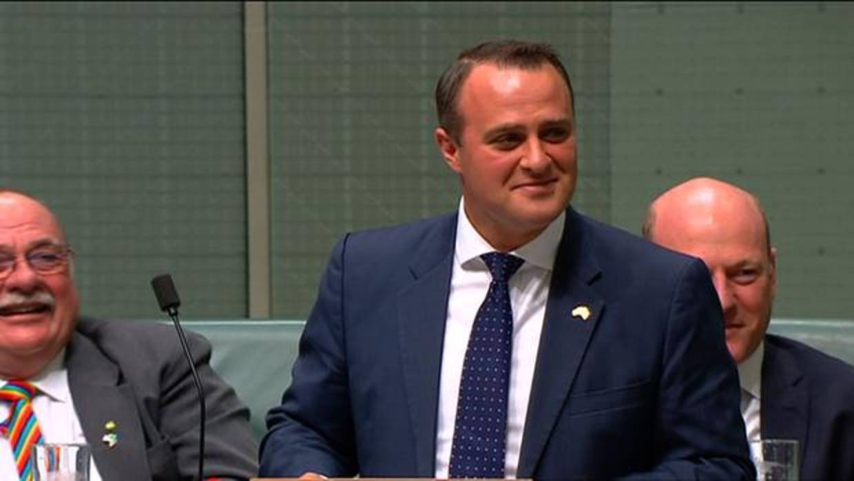 Imagen del legislador australiano Tim Wilson en el momento que propone matrimonio a su compañero Ryan Bolger en el parlamento en Canberra