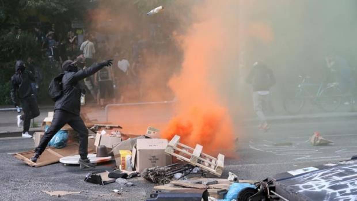 Un manifestante lanza una botella a la policía en los disturbios en Hamburgo, el pasado mes de julio