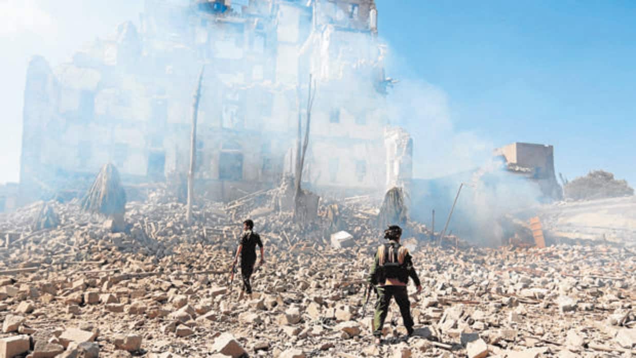 Rebeldes hutíes en Saná, tras un bombardeo de la coalición saudí