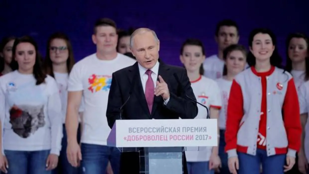 Putin da un discurso durante un foro de voluntarios en Moscú este miércoles