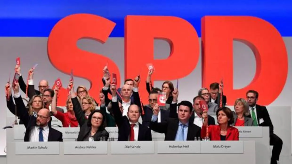 Los miembros de la junta del partido socialdemócrata SPD votan durante la reunión de hoy