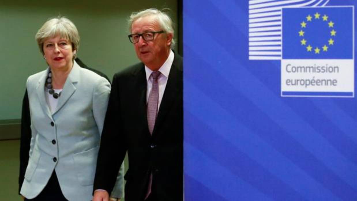 Theresa May y Jean Claude Juncker, momentos antes de dar a conocer el acuerdo