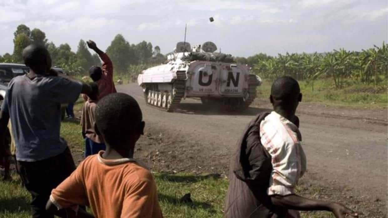Varias personas lanzan piedras contra un vehículo de la ONU en Kibati en 2008