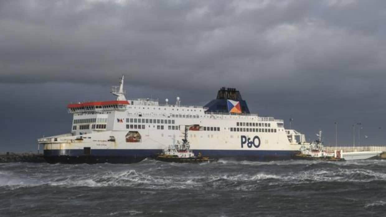 Un ferry con más de 200 pasajeros a bordo ha encallado este domingo en el puerto de Calais