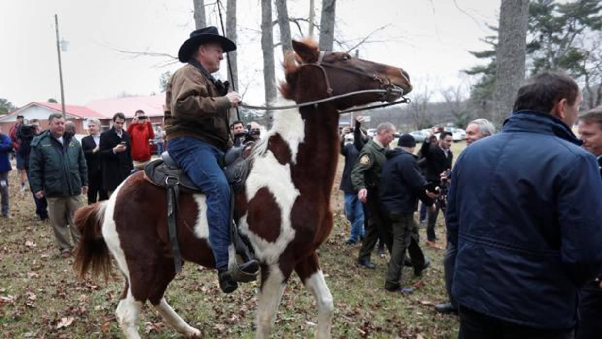 Roy Moore llega para votar a lomos de su caballo en Gallant (Alabama)