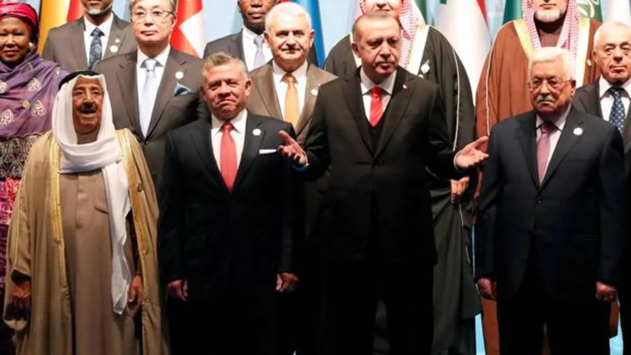 Erdogan, flanqueado por el rey Abdalá de Jordania y por el presidente palestino, Mahmud Abás