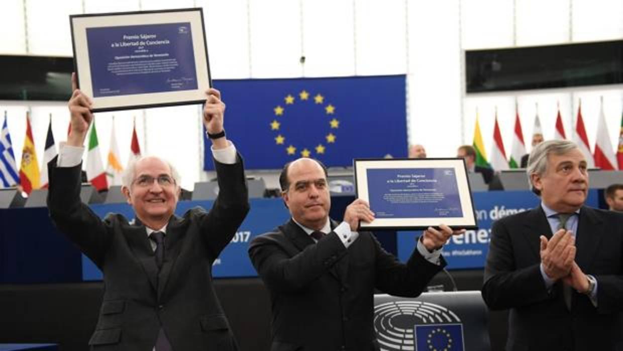 Antonio Ledezma (izq.) y Julio Borges alzan el premio Sajarov recibido en el Parlamento Europeo