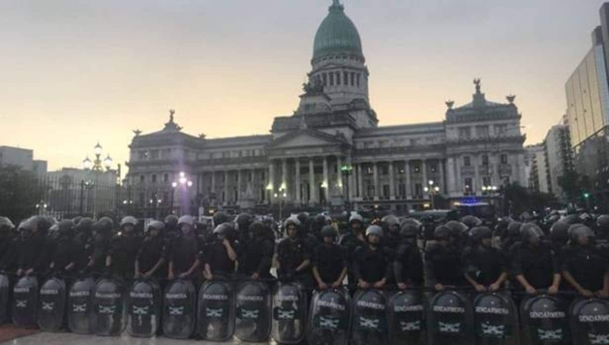 Antidisturbios frente al Parlamento argentino