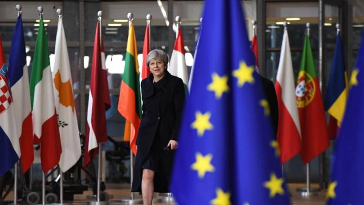 La UE cierra en falso la primera fase del Brexit para dar un respiro a May