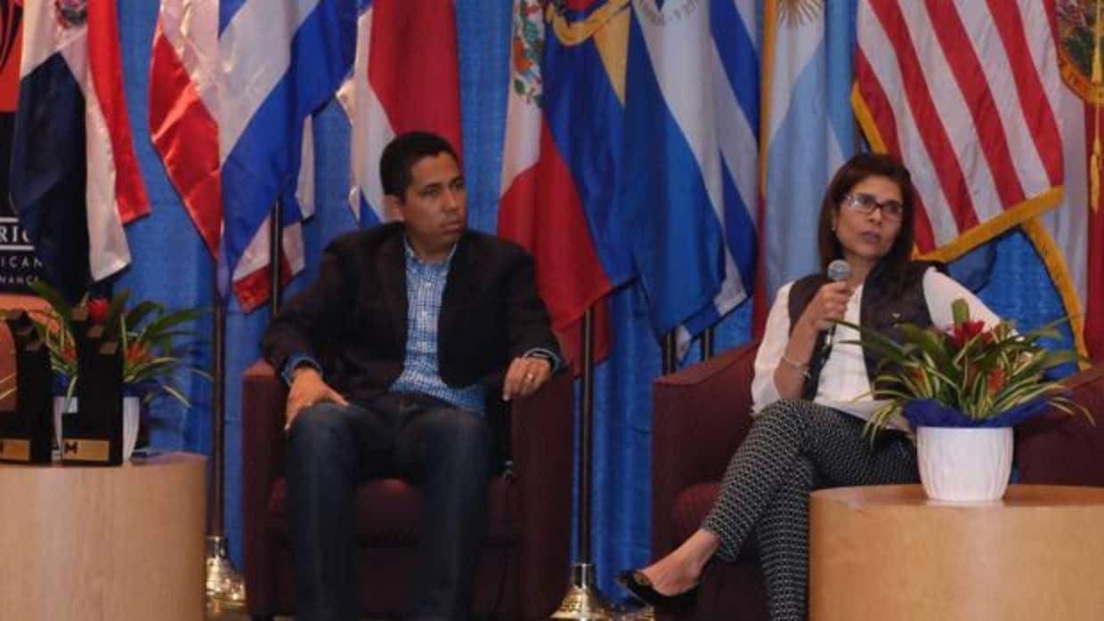 Hilda Hernández, fotografiada en febrero de 2016 junto al entonces ministro de la Presidencia de Honduras, Reinaldo Sánchez
