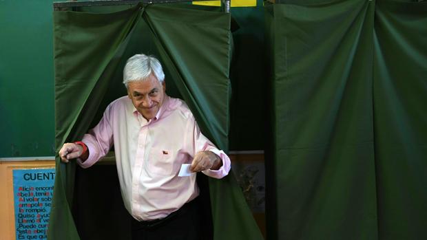 Sebastián Piñera vota entre aplausos y abucheos en la ajustada segunda vuelta de las presidenciales de Chile