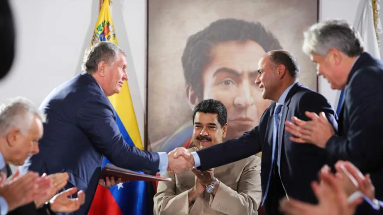 El presidente de Rosneft, Ígor Sechin (2-i), y el ministro de Petróleo y presidente de Pdvsa, Manuel Quevedo (2-d), tras el acuerdo sobre petróleo entre Rusia y Venezuela, este domingo en el Palacio de Miraflores, en presencia del presidente Maduro