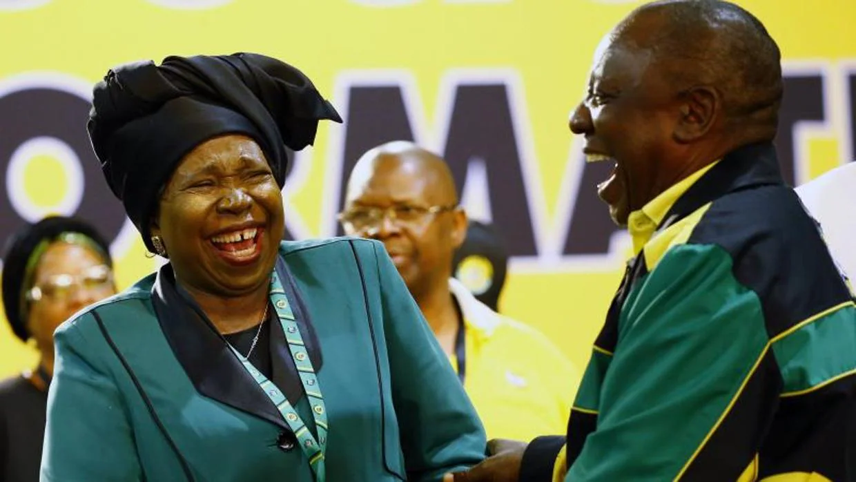 Un momento de distensión entre Cyril Ramaphosa (d) y Nkosazana Dlamini-Zuma, este sábado durante la conferencia del Congreso Nacional Africano, en Johannesburgo