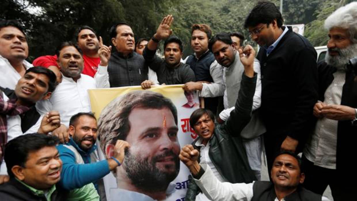 Militantes del Partido del Congreso celebran en Nueva Delhi la elección de Rahul Gandhi