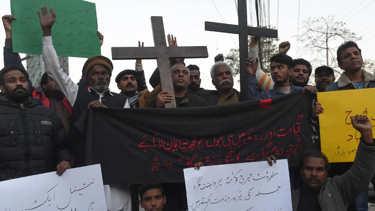 Cristianos paquistaníes protestan contra el atentado contra una iglesia metodista, este domingo en Quetta