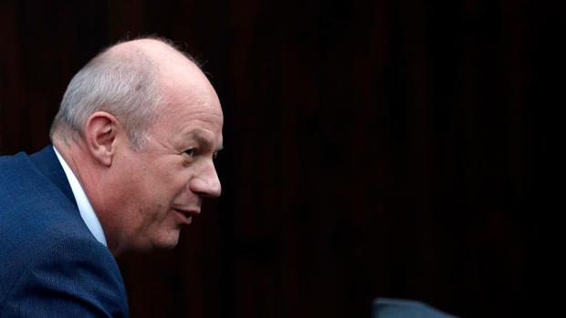 Dimite el viceprimer ministro británico tras saberse que tenía material pornográfico en su ordenador oficial