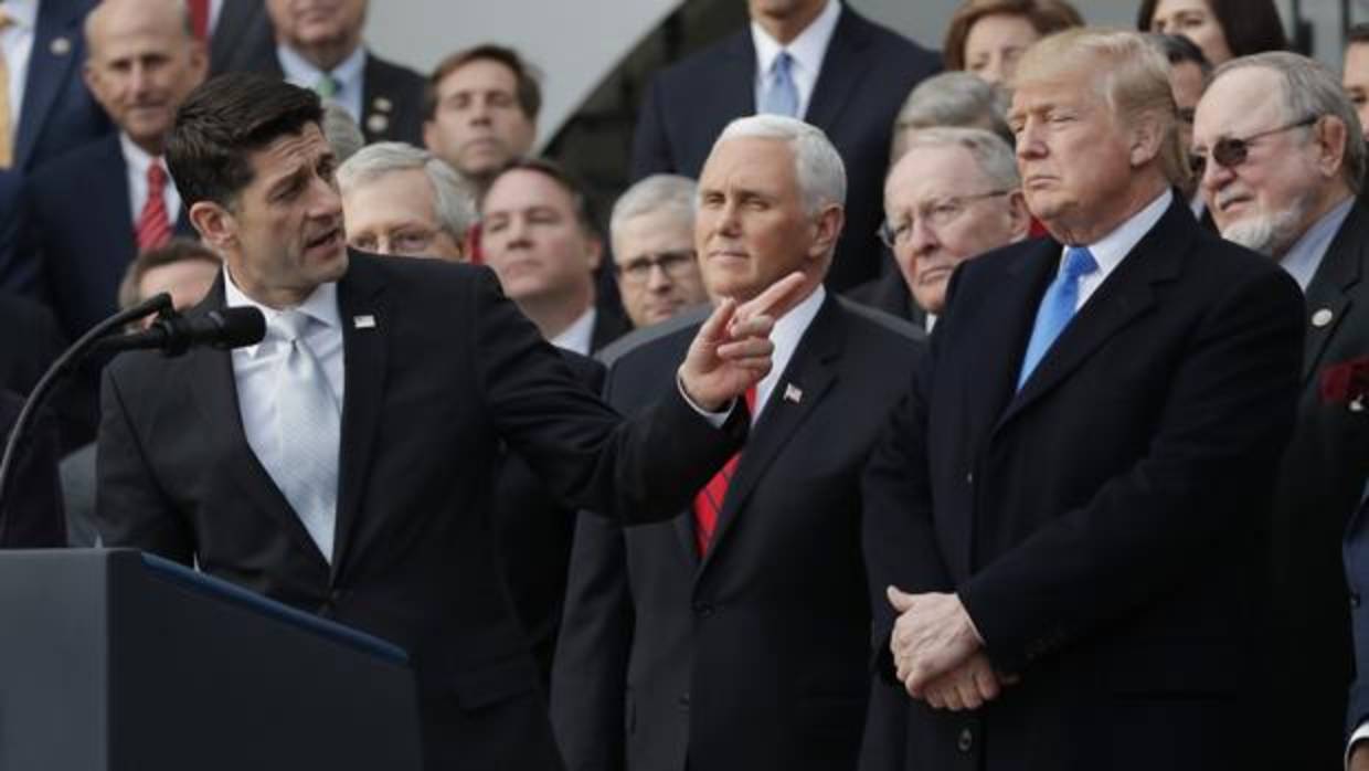 El speaker republicano, Paul Ryan (izquierda), junto al presidente Donal Trump y el vicepresidente Mike Pence, tras aprobar la reforma fiscal