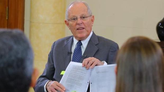 Kuczynski se enfrenta a una moción de censura en Perú